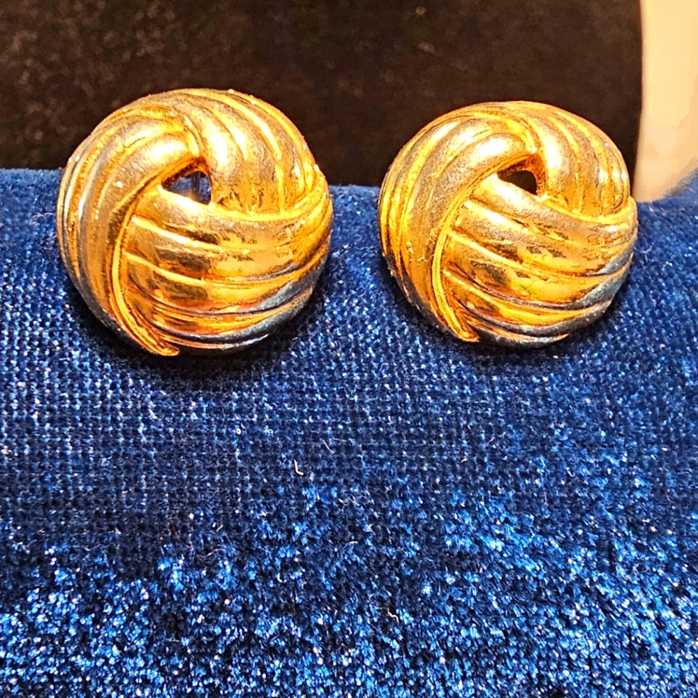 Vintage Goldtone Love Knot Post Pierced Earrings EUC